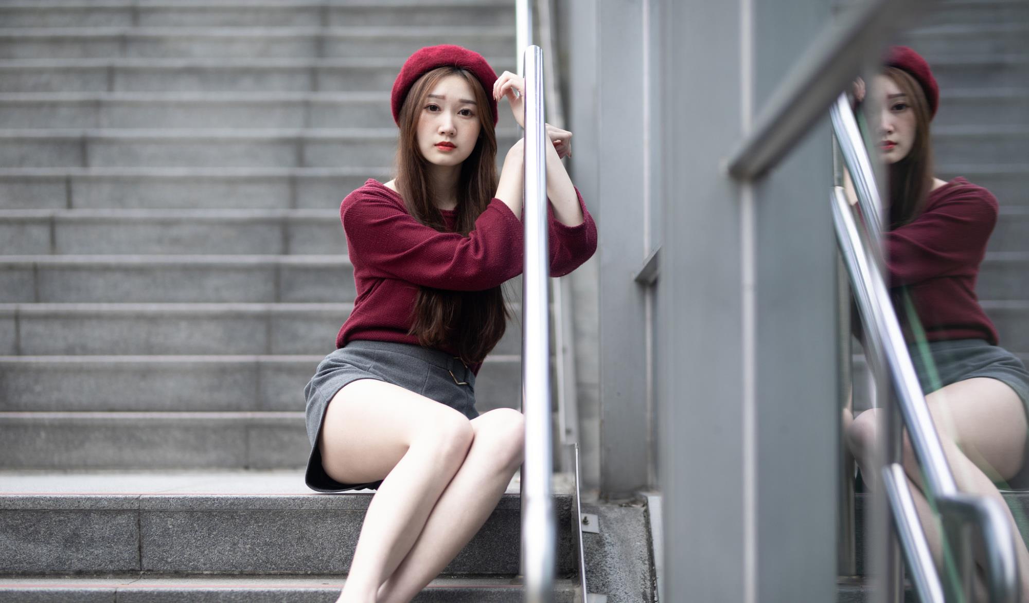 百里守刖|灰色的短裤休闲又百搭，简约又时尚，让穿着者更加的高挑甜美