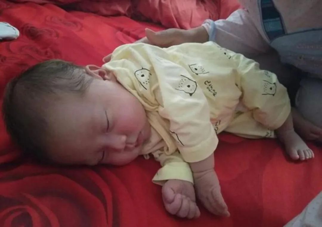 饭饭妈妈育儿|关于夏天带娃这几个“育儿坑”，妈妈要知道避开，别被老人误导了