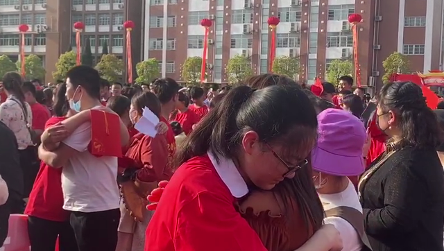 阜阳那些事 刚刚!阜阳一中沸腾了!上千名学生和家长