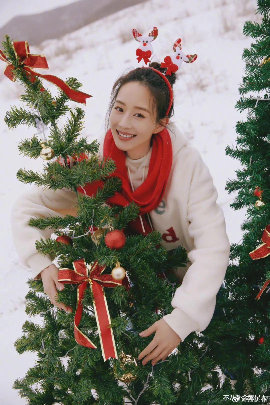 圣诞节|?10位女星圣诞照：宋祖儿低领红裙，沈月雀斑妆，鞠婧祎靠发量取胜