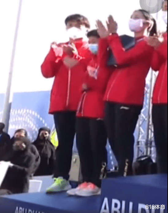 全红婵|笑不活了! 全红婵颁奖鼓掌突然发现右手抱着奖杯, 于是左手拍大腿鼓掌