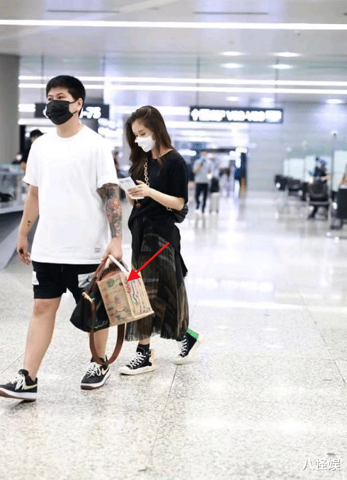 王子文|王子文下班被偶遇，长腿天鹅颈身材比例绝了，生图瘦成“纸片人”