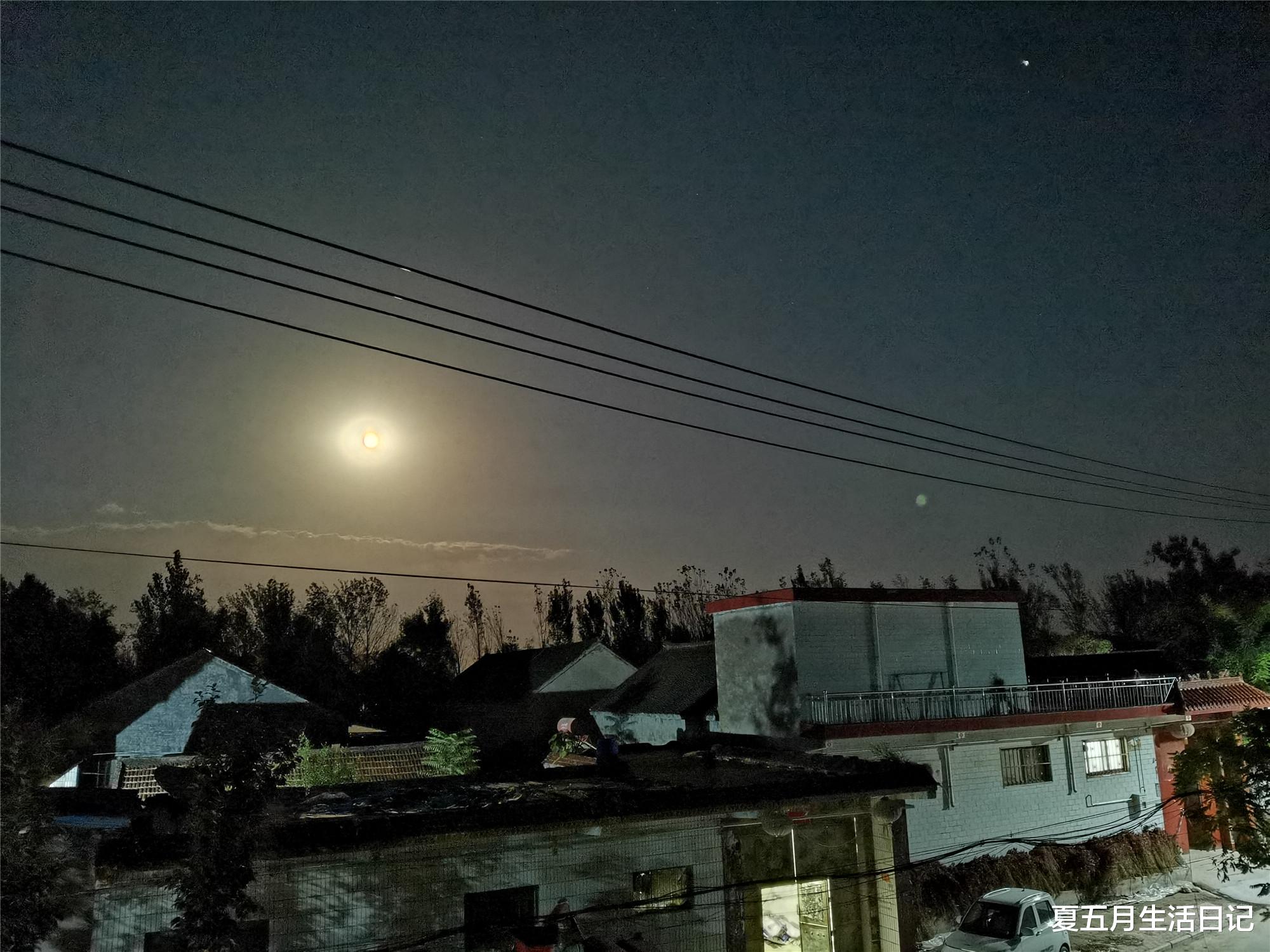 月亮 好多年没在家过中秋节了，记得十二年前，我在月下许了很多愿望