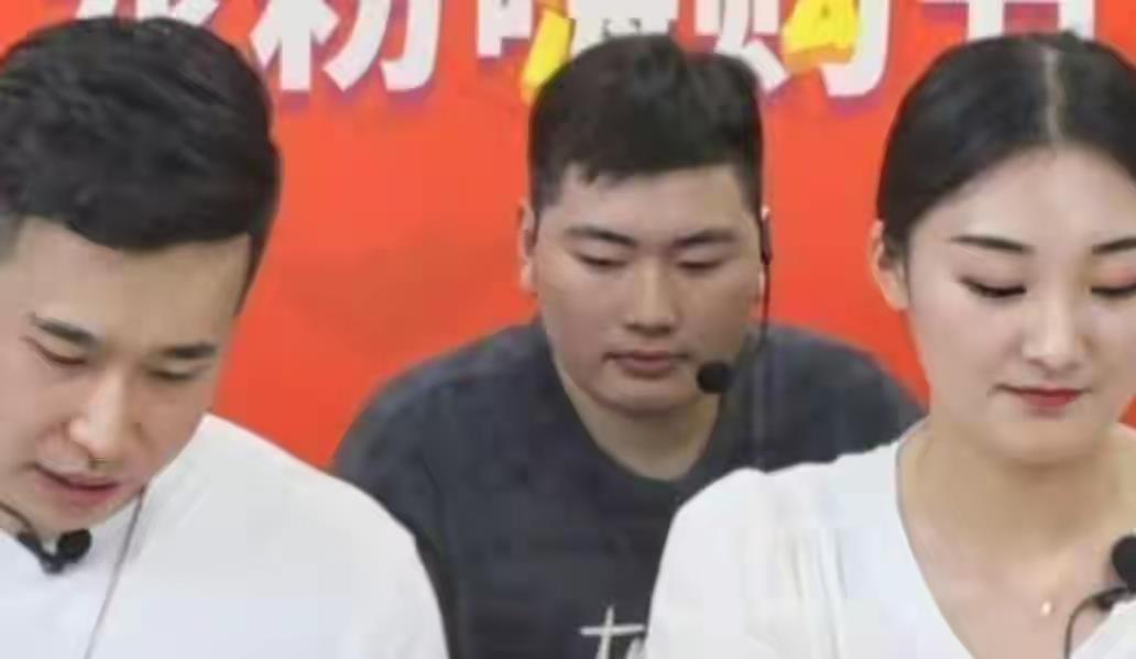 霍启刚|陈亚男小号视频露本心，拍照就与小伟十指相扣，结束立马撇嘴撒开