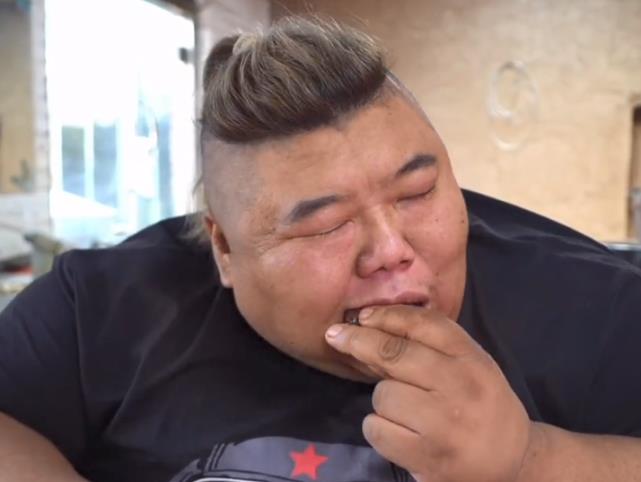 梅利爱说事 600斤胖猴仔现状堪忧,“黑斑”转移到手、胳膊,却还在大口吃肉