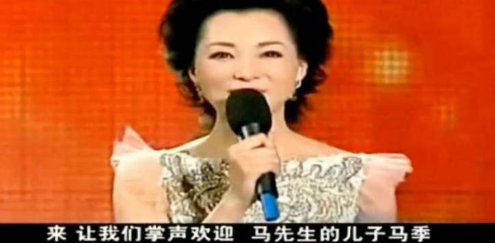 张国立|知名女主持现场失误，少穿一件衣服，一旁的张国立反应太尴尬