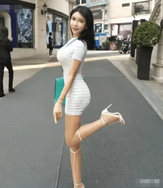 当红女星|当红女星沦为18线，为了“讨好”粉丝，如今只能穿这样的衣服走穴商演！
