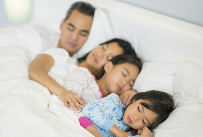 任七趣说|孩子在三岁之前和谁睡的区别,影响孩子的性格,父母不要马虎