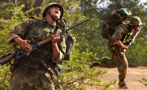 梅利爱说事|《士兵突击》为什么许三多能成为兵王？