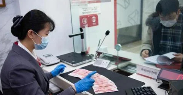 房价|一个有50万存款没房，一个有100万房产没存款，你觉得谁生活更好？