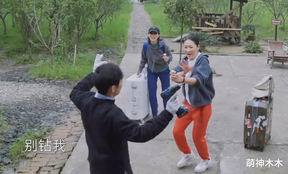 梁静|《向往5》隐藏最深的嘉宾，总票房86亿制片人，和小辈一起挤车斗