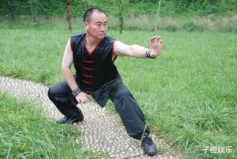 释小龙|“三无演员”释小龙，一名童星的娱乐圈堕落史