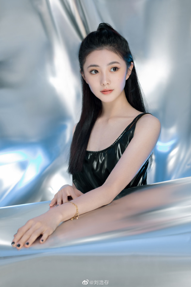 关晓彤|谋女郎刘浩存被偶遇，原相机下白净脸超小，被赞：美好的小仙女