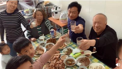 59歲馬景濤回遼寧祭祖，一傢八口其樂融融聚餐，與故鄉情難割舍-圖5