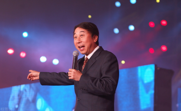 冯巩|牛群70岁现状曝光，落魄消瘦妻离子散，曾给冯巩下跪磕头