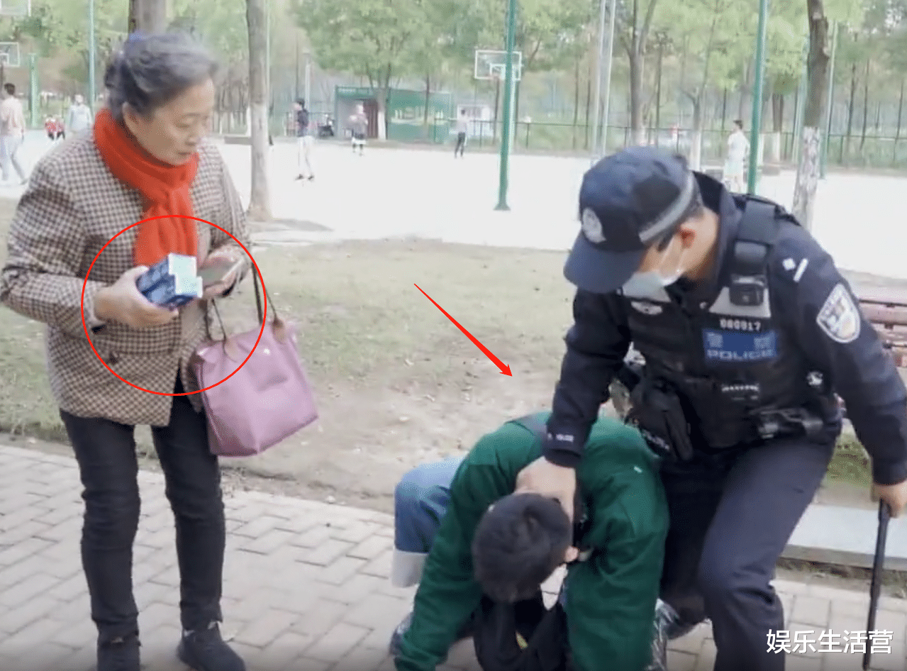 千万粉网红被警察抓捕?跟老太要身份证号还拍照,看到最后才明白