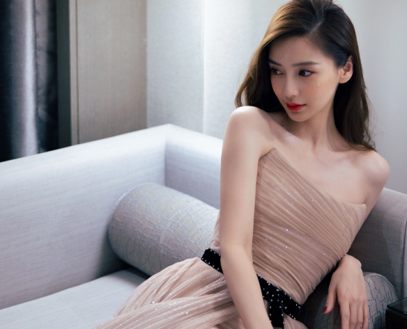 赵丽颖|公认最受欢迎女明星：贾玲垫底，赵丽颖第6，榜首是浓颜系的她