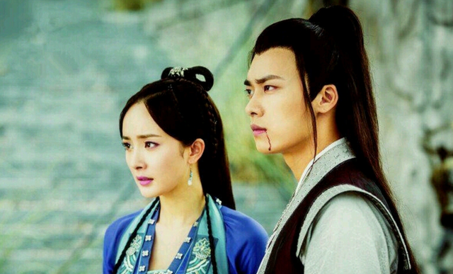 杨幂|被流量“催熟”的85花：当初有多风光，现在就有多“尴尬”