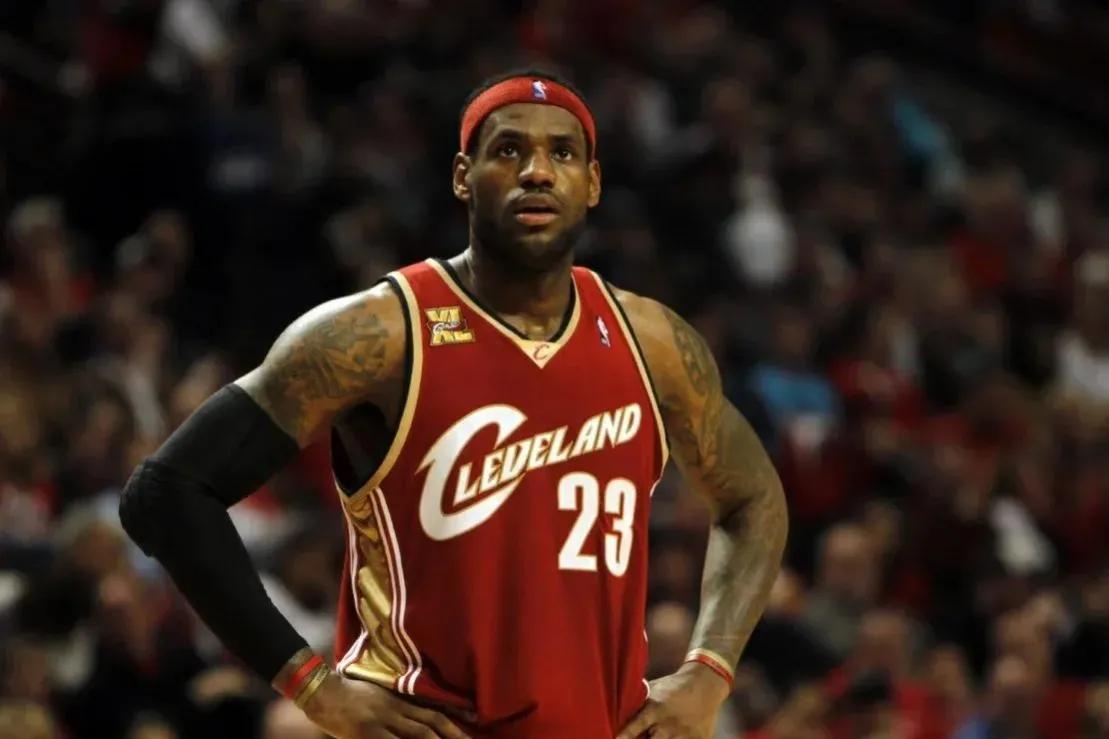 勒布朗·詹姆斯|太陽(yáng)播音員將詹姆斯比鄧肯魔術(shù)師喬丹等人進(jìn)行比較，詹姆斯更偉大