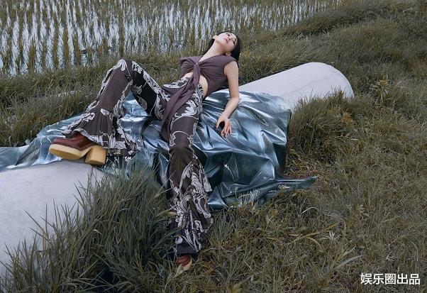 张馨予|张馨予的中秋节大片曝光，身穿吊带裙手持小蒲扇，美感不输古装片