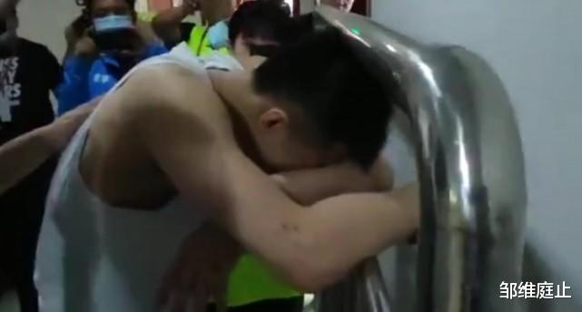 郭艾伦|郭艾伦痛哭+道歉！杨鸣自责或辞职！王仕鹏发文引发争议！