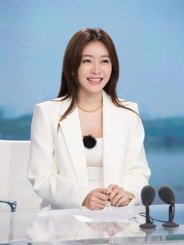 秦岚|秦岚和应采儿同框,相差4岁却不输对方,嫩的像少女,这颜值绝了