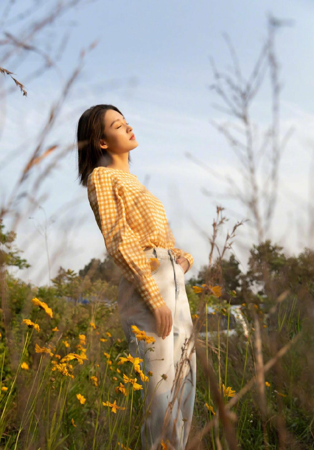 李沁|李沁真是仙女本仙,穿裸色轻盈网纱裙甜美又高级,微卷发更显精致