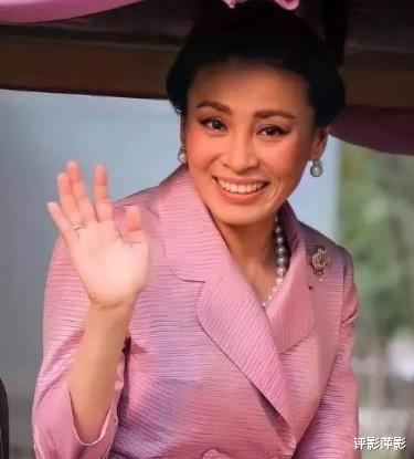 诗妮娜|泰王拉抬西拉米诗妮娜，王室四人海报出炉，唯有苏提达格格不入