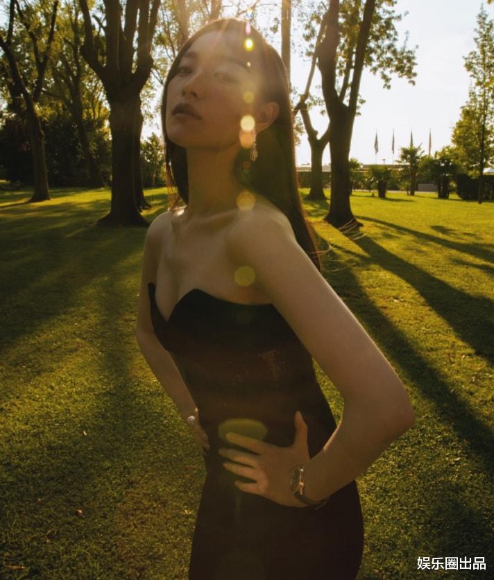 冯提莫|倪妮在树林中拍大片，穿露肩装尽显文艺范，双手叉腰氛围感十足