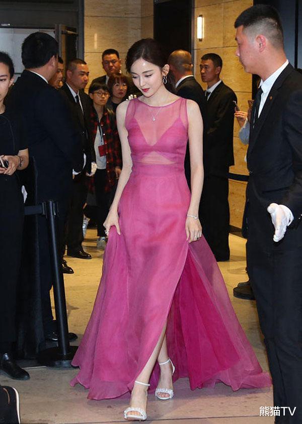 古力娜扎|素质高不高?娜扎敬酒的动作引热议