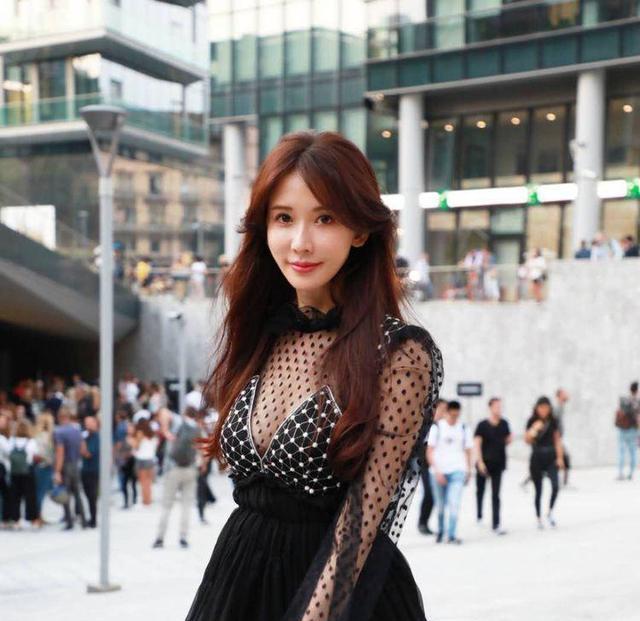 林志玲|林志玲不愧是“内衣模特”，穿透视裙配长筒靴真性感，女人味十足