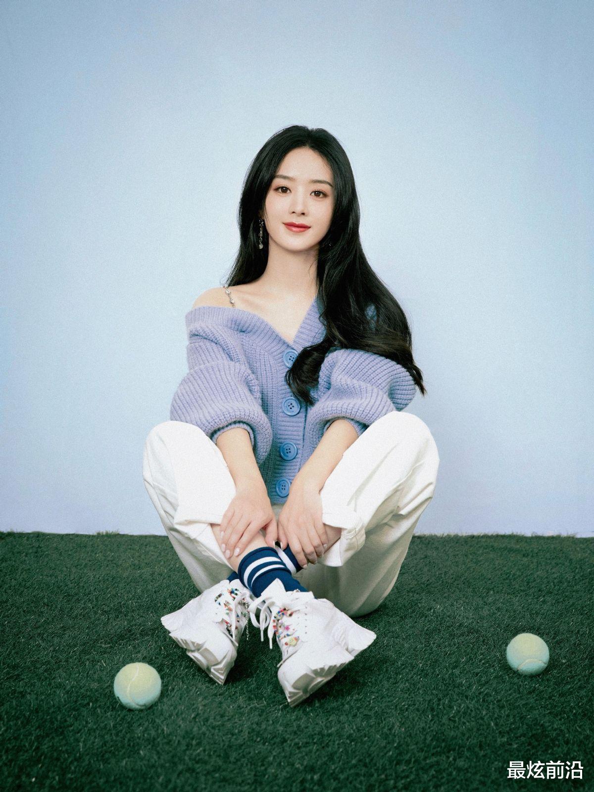 最炫前沿|赵丽颖扮嫩成功！露脐背心配绿色开衫，毫不违和却少女感满满