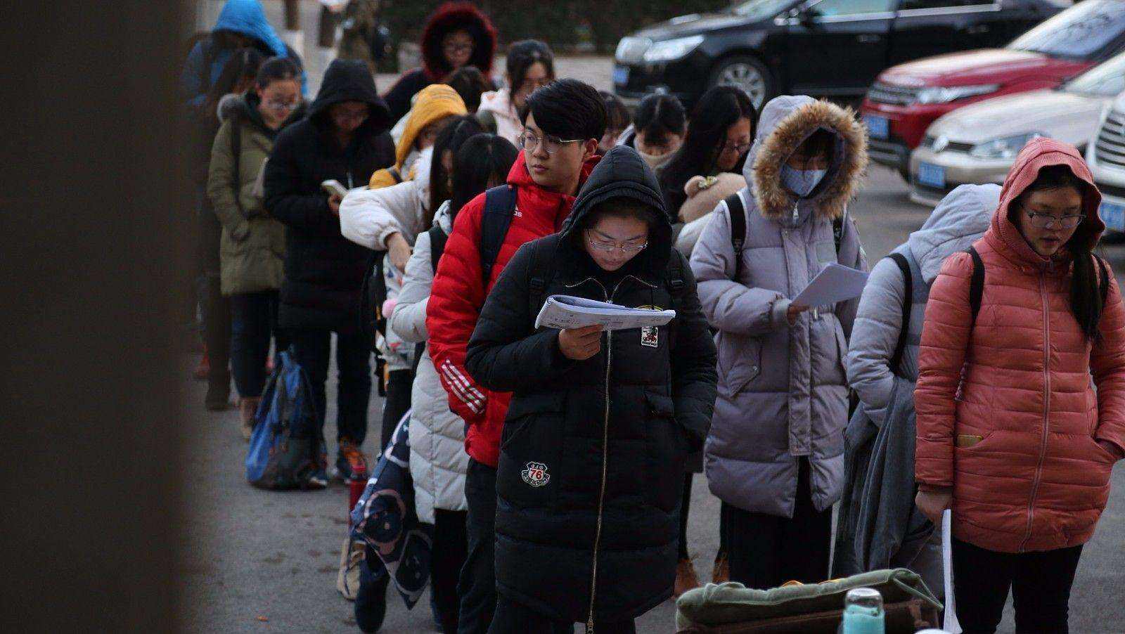 宿舍|男大学生在宿舍学习，健壮的“上半身”却突然走红，你心动了吗