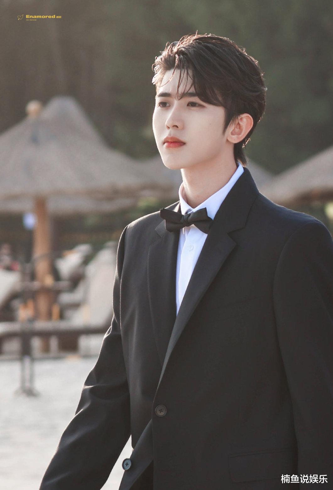 蔡徐坤|拍写真还得是蔡徐坤，把床搬到沙滩上，创意感满满