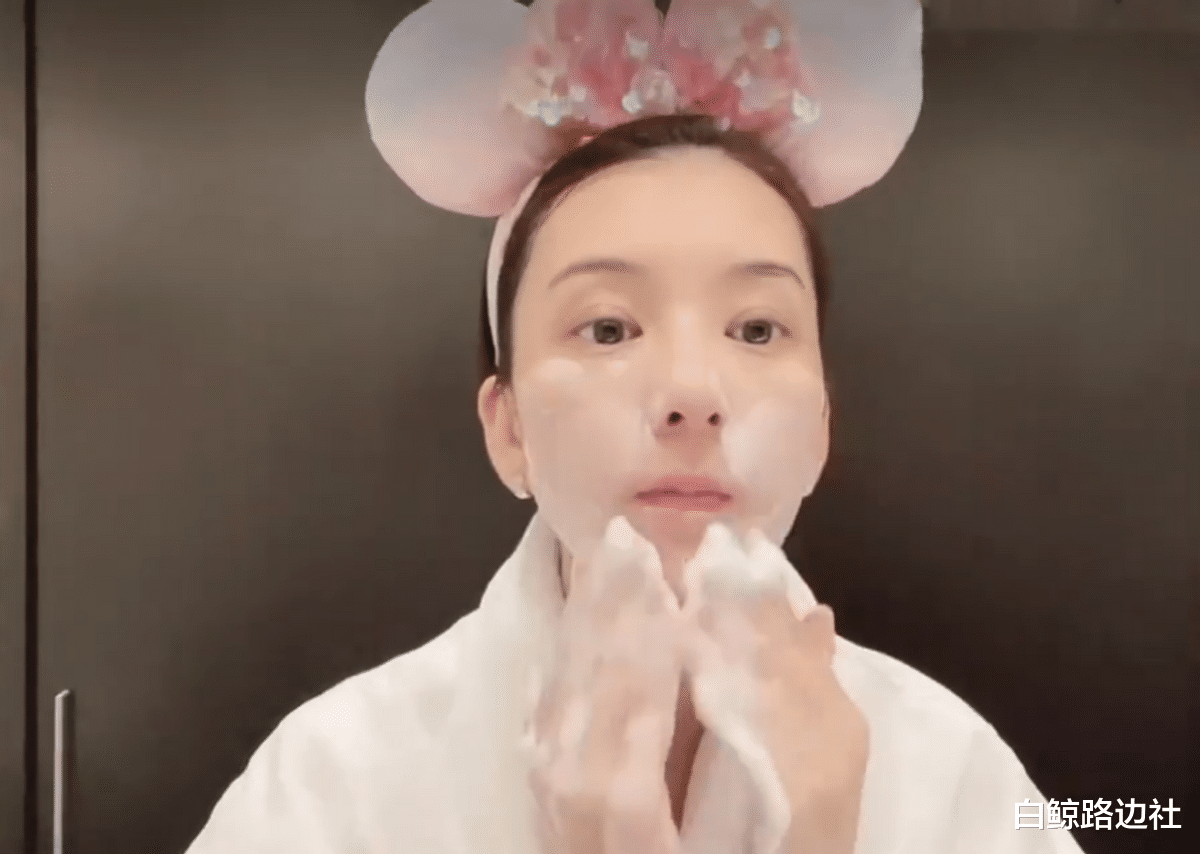 郭富城 郭富城妻子罕晒素颜照！卸妆后皮肤白到发光，晒和老公合照却秒删