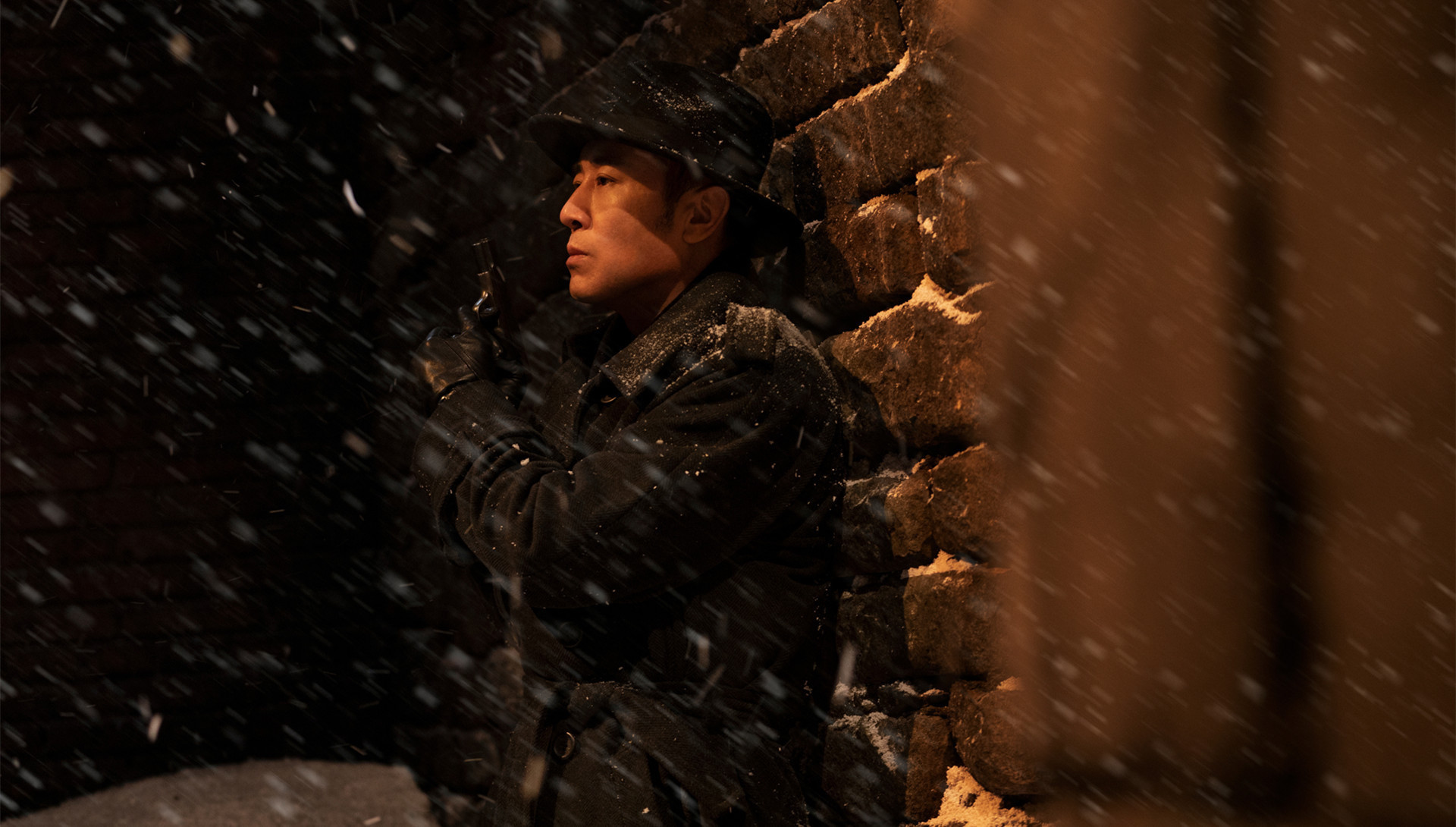 悬崖之上|《悬崖之上》楚良知道左轮手枪被动了手脚吗？估计他还真的知道