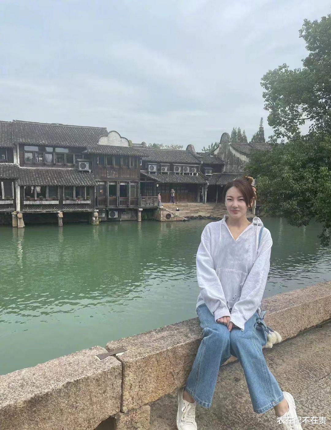 面霜 张雨绮用不着往嫩里穿，卫衣配牛仔裤就挺有少女感，素一点也很美