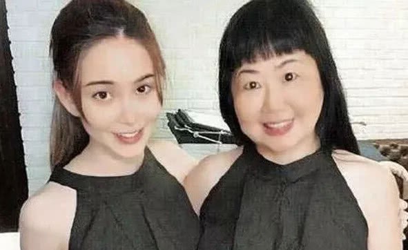 昆凌|昆凌生孩子娘家人都得效力？姐姐陪，姥姥带，杰伦负责换尿布