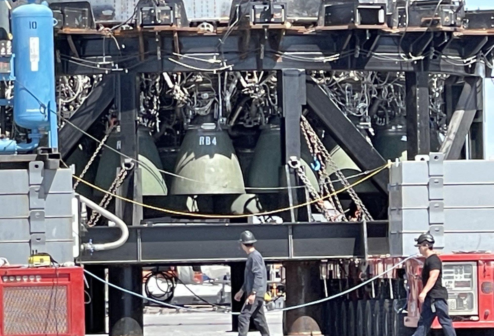 恐龙 SpaceX运送星际飞船返回组装大楼，以在飞行测试之前完成最终细节