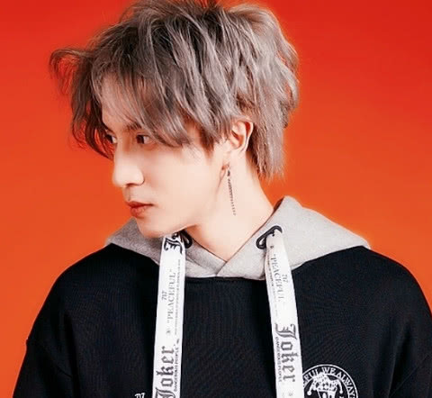 Ala的陪伴|薛之谦正经的时候也是有种清冷的帅气呢，穿搭也很时尚好看