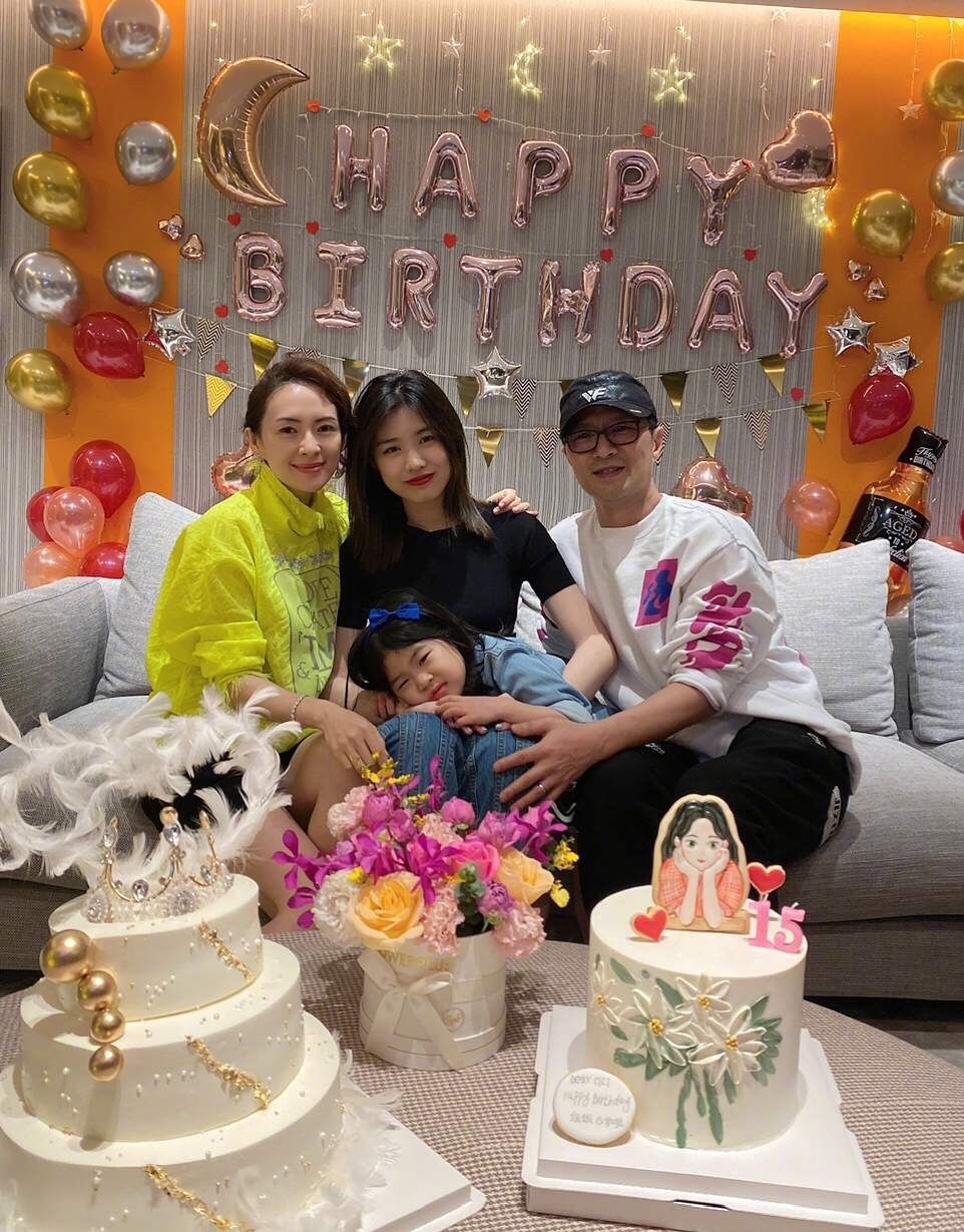 章子怡|章子怡继女越长越美，穿卫衣配牛仔裤气质真好，这颜值可以出道了