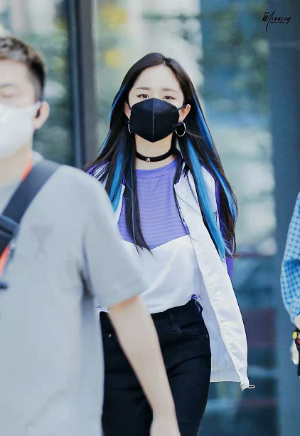 时尚风行派|杨幂真有想法!新路透穿运动服混搭项圈一秒变酷girl,狐狸眼撩人