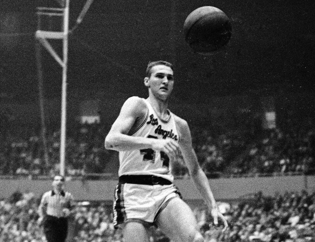 張伯倫|美媒列出了聯(lián)盟歷史上50個(gè)單月場(chǎng)均得分最高的完整列表，現(xiàn)役三人