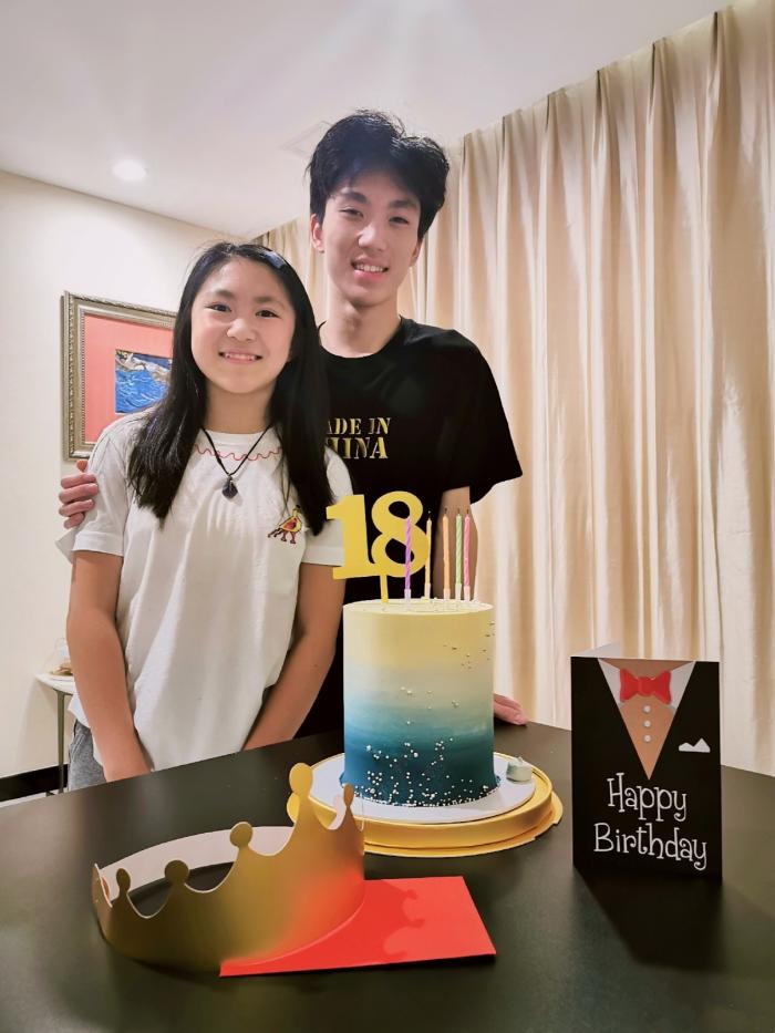 张艺谋|张艺谋夫妻为女儿庆生，15岁张壹娇像爸爸，两位哥哥均缺席