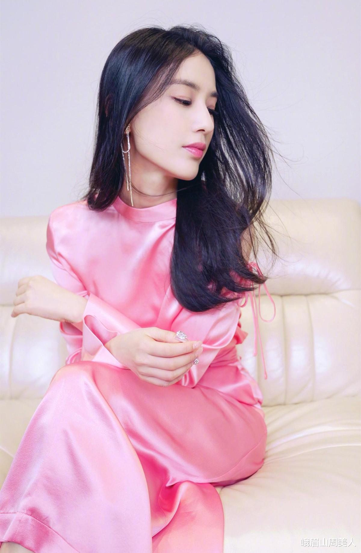 峨眉山周美人|黄圣依不愧是“真阔太”，穿芭比粉缎面裙好妩媚，一般人驾驭不了