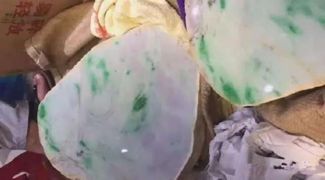 交易|缅商送来一块200万的翡翠原石，一刀切出春带彩！货主为啥无动于衷？