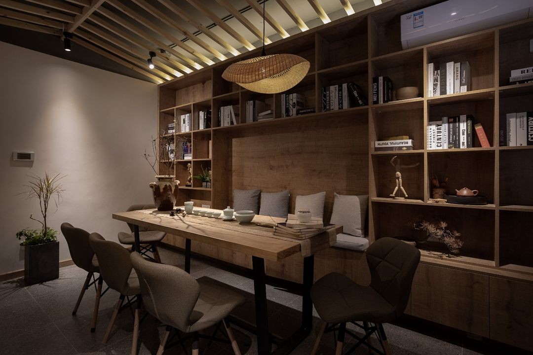 |70平简朴二居室，温润的实木加上暖亮的色调，让人倍感温馨