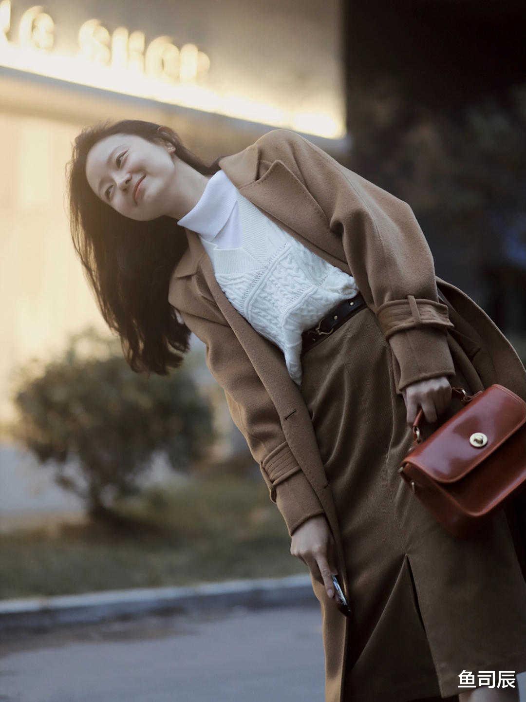 鱼司辰 秋冬、比黑白灰更炸街的是什么颜色？当然是大地色大衣，又飒又美