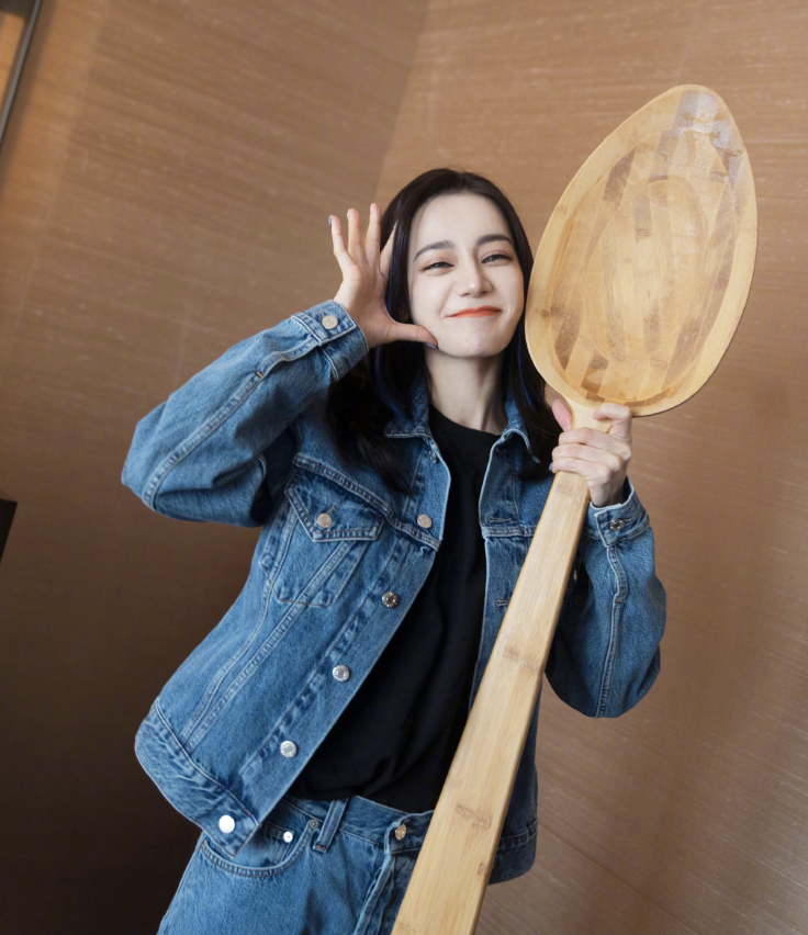 迪丽热巴|热巴晒干饭人六宫格，手持巨型勺子比脸都大，pose百变画风搞怪