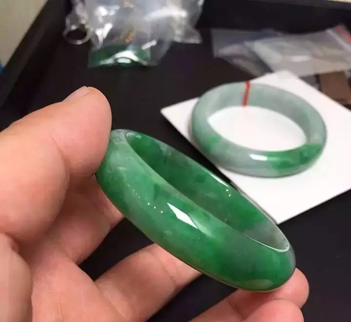 翡翠|12万买的翡翠原石朋友都说贵了，切开后朋友看直眼了